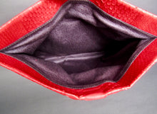 Cargar imagen en el visor de la galería, interior Red Python Snakeskin Leather Clutch Bag
