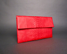 Cargar imagen en el visor de la galería, Red Python Snakeskin Leather Clutch Bag
