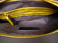 Cargar imagen en el visor de la galería, Bolso de hombro Pochette de cuero amarillo
