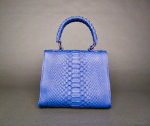 Cargar imagen en el visor de la galería, Bolso satchel pequeño de piel azul con asa superior
