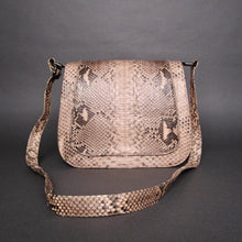 Cargar imagen en el visor de la galería, Bee In Style Tan Beige Python Motif Leather Large Crossbody Saddle bag

