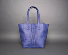 Cargar imagen en el visor de la galería, Blue Python Leather Tassel Tote Shopper bag
