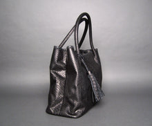 Cargar imagen en el visor de la galería, Side Tassel Black Leather Tote Bag
