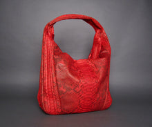 Cargar imagen en el visor de la galería, Red Motif Leather Large Hobo Bag
