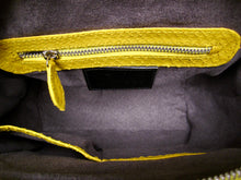 Cargar imagen en el visor de la galería, Bolso satchel de piel de pitón amarillo
