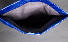 Cargar imagen en el visor de la galería, Clutch de piel azul metalizado
