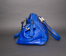 Cargar imagen en el visor de la galería, Bolso satchel Malena de cuero azul cobalto Jimmy Choo
