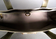 Cargar imagen en el visor de la galería, Louis Vuitton Vert Bronce Vernis Cuero Wilshire PM Bolso

