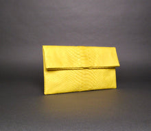 Cargar imagen en el visor de la galería, front Yellow Clutch Bag

