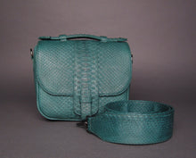 Cargar imagen en el visor de la galería, Green Python Leather Small Shoulder bag
