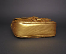 Cargar imagen en el visor de la galería, Bolso bandolera pequeño de piel de serpiente en color dorado metalizado
