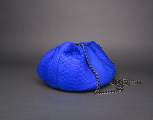 Cargar imagen en el visor de la galería, Bolso de hombro extragrande con bola de masa de piel de pitón azul cobalto
