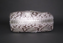 Cargar imagen en el visor de la galería, Metallic Silver Hobo Shoulder Bag Bottom
