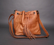 Cargar imagen en el visor de la galería, Brown Caramel Snakeskin Leather Bucket Shoulder bag
