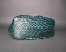 Cargar imagen en el visor de la galería, Hobo Green Shoulder Bag in Genuine Python Leather bottom
