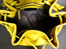 Cargar imagen en el visor de la galería, Bolso bandolera de piel con lavado a la piedra amarillo

